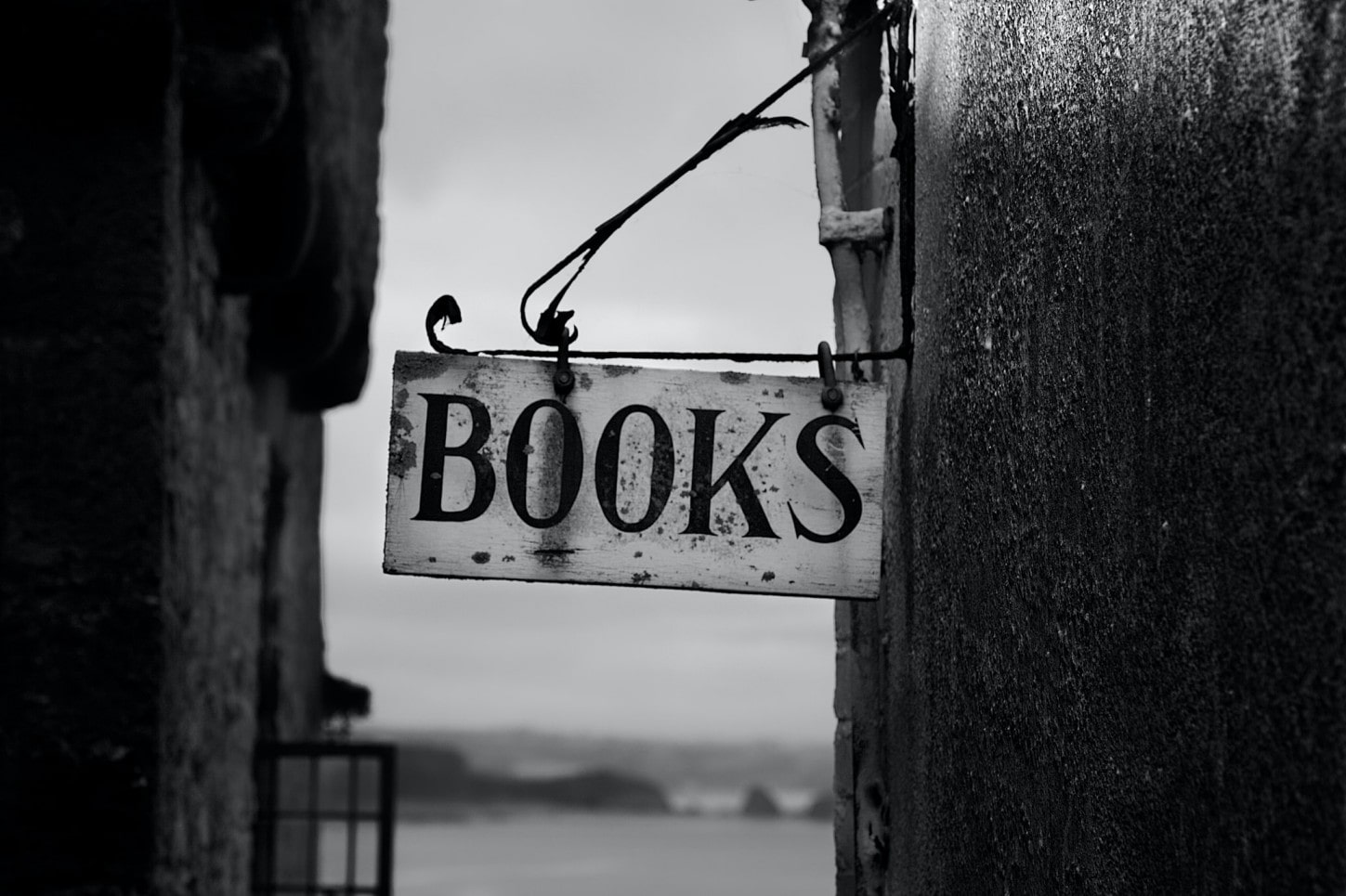 Old-fashioned sign for a bookshop saying 'books'